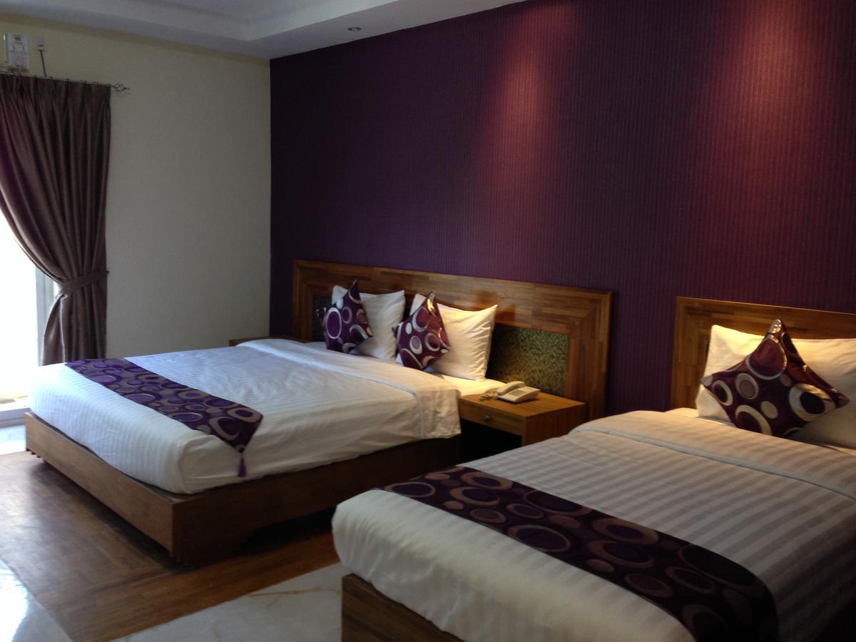 Hotel 9 Mile Янгон Экстерьер фото